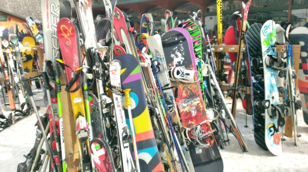 Hauptsache auffällig, möglichst einzigartig – die bunte Welt der Snowboards