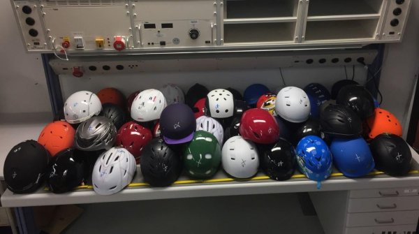 Alle 25 getesteten Ski- und Snowboard-Helme bieten die nötige Sicherheit und auch bei der chemischen Zusammensetzung gab es keine Beanstandungen.