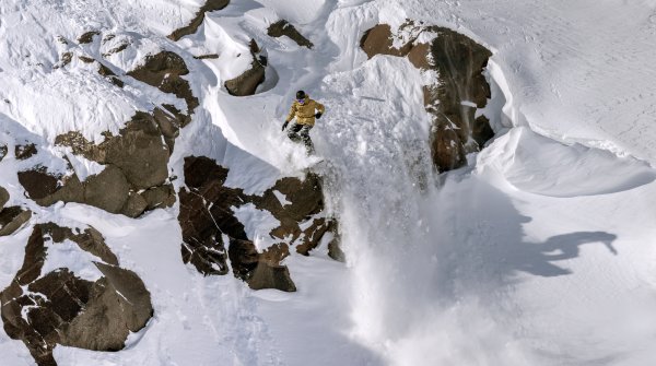 Die große Gefahr beim Snowboarden – versteckte Steine im Schnee 