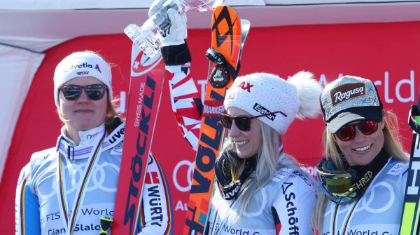 Viktoria Rebensburg (l.), Eva-Maria Brem und Lara Gut-Behrami (r.) rücken auf dem Podium ihre Ski-Hersteller ins rechte Licht.