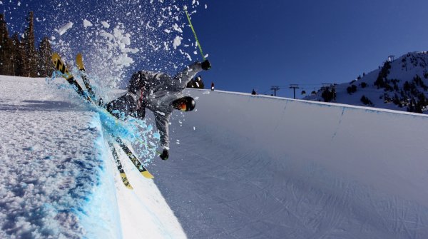 Luca Tribondeau rockt die Halfpipe.