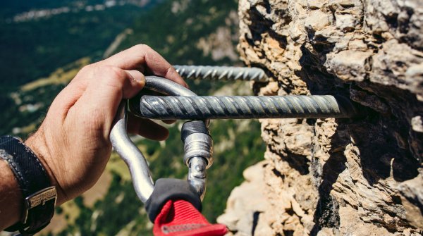 mb-161202-ThinkstockPhotos-619749304 Sicherer Halt: Vor Saisonstart sollte man bei der Kletterausrüstung noch mal Hand anlegen.