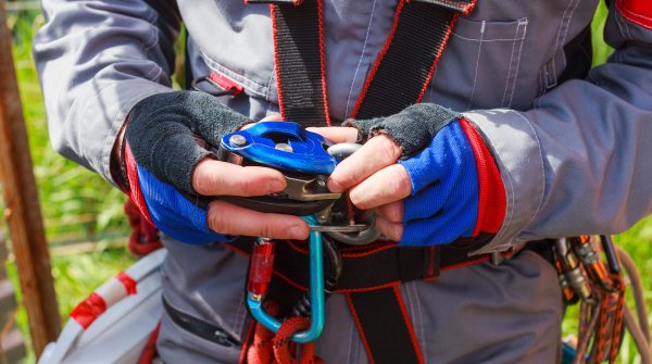 mb-161214-ThinkstockPhotos-484811880 Richtig gesichert? Halbautomaten wie das Grigri von Petzl sind vielseitig einsetzbar.