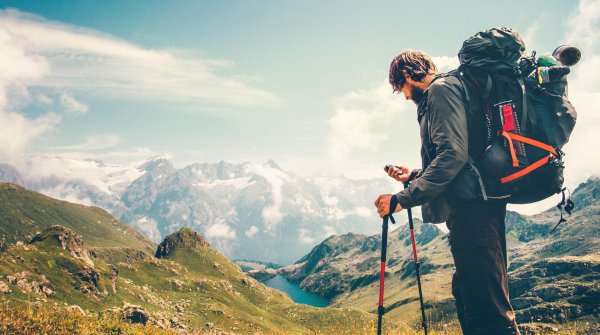 Nicht ohne Handy zum Wandern – das müssen Outdoor-Smartphones können.