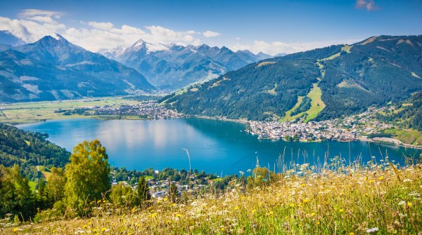 Wandern mit Ausblick: Zeller See in der Frühlingssonne