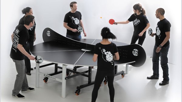 The round table tennis table of T3 Ping Pong makes it possible for six players to play together.