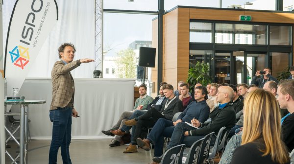 Ben van der Burg spricht über Virtual Reality, Wearables und 3-D Druck auf der ISPO ACADEMY in Leusden. 