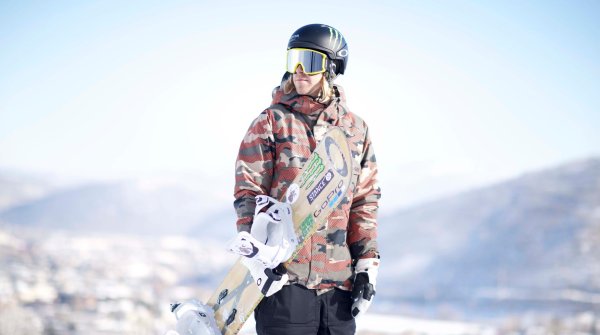 Snowboarder Sage Kotsenburg mit dem Mod3 Helm und der LineMiner Brille von Oakley. 