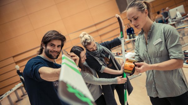 Philip Volker (v.r.n.l.), Janine Hannemann, Andrea Langheinrich und Marianne van der Steen nehmen die Sportprodukte unter die Lupe.