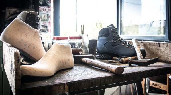 In the Hanwag workshop in Vierkirchen, manual work still plays a large role, even today. With the window open and fresh air flowing through, the work is much easier.