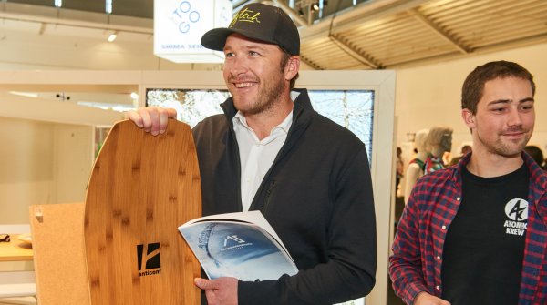 Bode Miller mit dem neuen Board des ISPO BRANDNEW WINNERs Anticonf 