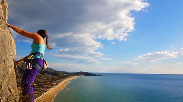 Sperlonga vereint Klettern mit spektakulärem Meerblick.