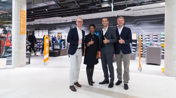 Die Führung von Sport Scheck (v.l.): CDO Jan Kegelberg, Beiratsvorsitzende Neela Montgomery, CEO Markus Rech und CFO Lars Schöneweiß.