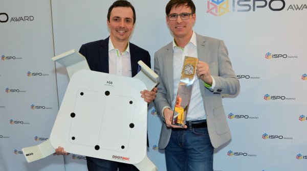 Silvio Haslinger (Leitung Marketing Sports) und Daniel Steininger (Leitung Vertrieb Sports) freuen sich über den ISPO AWARD.