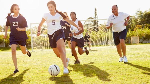 Jugendliche, die häufiger Sportunterricht an ihrer Schule genießen, sind zufriedener.
