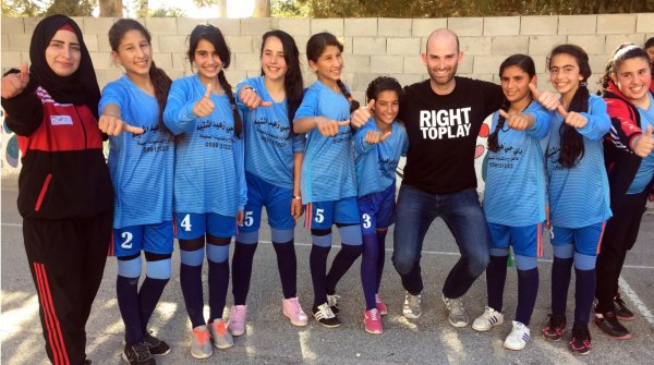 Right To Play engagiert sich weltweit: Hier besucht Ruder-Olympiasieger Lauritz Schoof Kinder im Westjordanland.