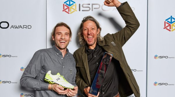 ON co-founder Olivier Bernhard (right) celebrates the ISPO AWARD trophy at ISPO MUNICH 2017 with Ilmarin Heitz, ON product developer.