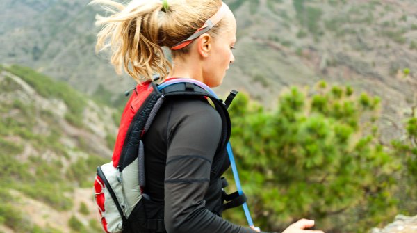 Besonders beim immer beliebter werdenden Trailrunning setzen viele auf Trinkrucksäcke, Trinkwesten oder Trinkblasen.