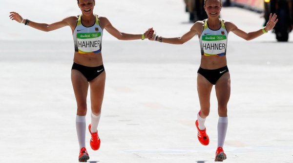 Am Ende reichte es für beide doch noch zum Ticket für Rio. Nach einer Muskelverletzung bei Anna wartete Lisa auf ihre Schwester. Beim Olympischen MArathon liefen beide Hand in Hand über die Ziellinie – auf den Plätzen 81 und 82.
