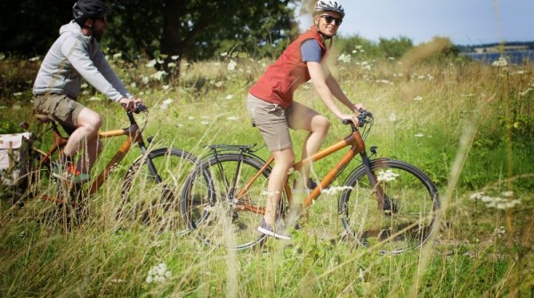 Nachhaltigkeit hat längst auch im Bike-Sektor Einzug gehalten. Vom Bambusrahmen über PVC-freie Taschen setzt die Industrie zunehmend auf umweltschonende Materialien.