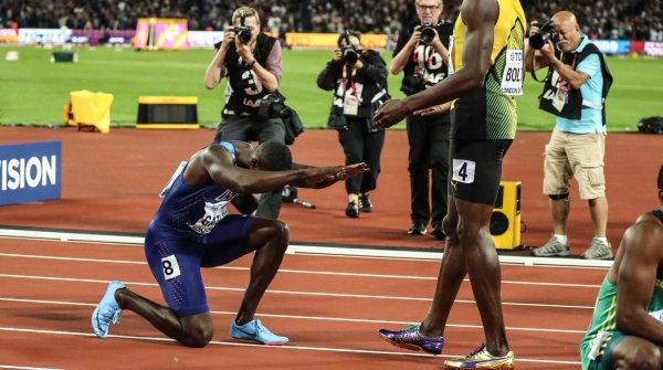 Kniefall vor der Legende: Justin Gatlin gewinnt über 100m bei der WM in London – und feiert den Dritten, Usain Bolt. 