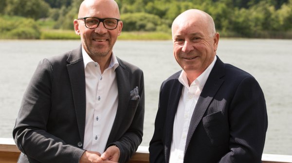 Start in eine neue Ära: Klaus Dittrich (l.), Vorsitzender der Geschäftsführung der Messe München, und Dr. Michael Schineis, President of Winter Sports Equipment Amer Sports.