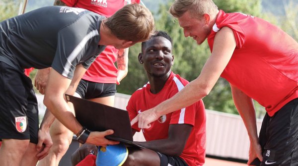 Digitale Innovation für den Fußball-Fortschritt: Die Spielanalyse nimmt – hier bei Bundesligist FC Augsburg - einen immer größeren Raum ein