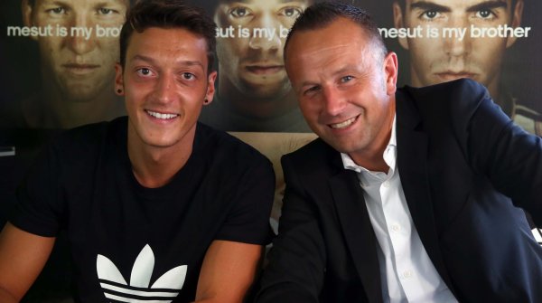 An der Seite der Nationalspieler: Oliver Brüggen (r.), PR-Chef von adidas, mit Mesut Özil, damals noch in Madrid bei der Bekanntgabe seiner adidas-Partnerschaft.