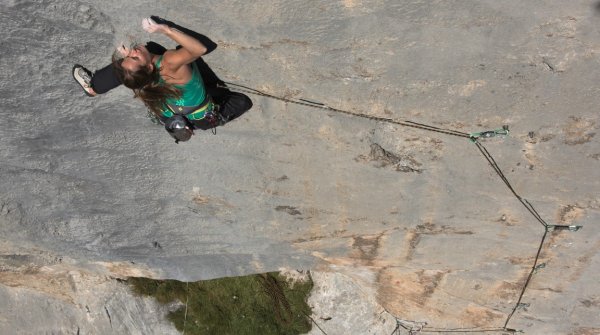 Whether climbing or bouldering: Barbara Zangerl convinces at the rock.