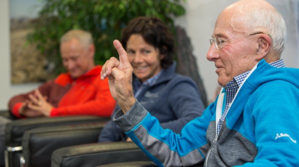 Seniorchef Hubert Schöffel (rechts) erzählt launig vom Aufstieg der Outdoor-Marke Schöffel. Neben ihm: Marken-Testimonial Gerlinde Kaltenbrunner. Links hinten: Der heutige Inhaber Peter Schöffel.