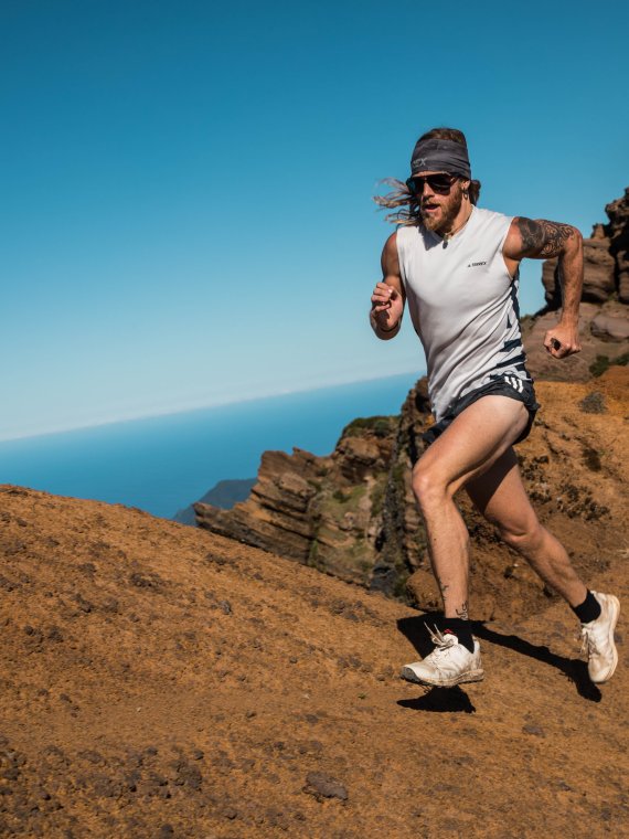 Trailrunner Timothy Olson beim Sport mit Adidas-Kleidung, die aus Plastikmüll aus den Weltmeeren hergestellt wurde.