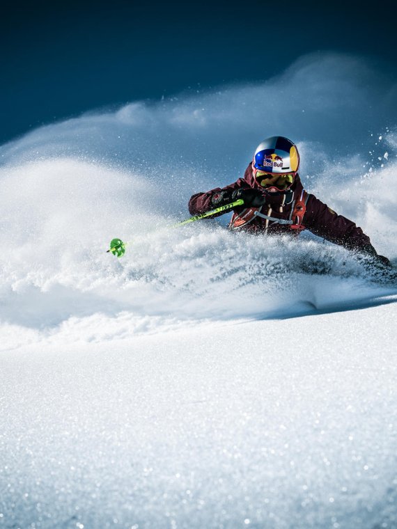 Nadine Wallner auf Skiern im Tiefschnee.