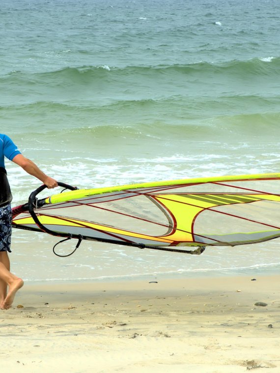 Hinein in die Fluten – die Nordsee gehört zu den Top-Surf-Revieren Deutschlands.