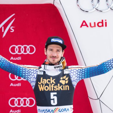 Nach der Saison 2018/19 verkündet Neureuther schließlich am 17. März 2019 nach vielen Verletzungspausen im Alter von 34 Jahren sein Karriereende. Seine besten Abschluss-Platzierungen im Weltcup sind zweimal der 4. Platz im Gesamtweltcup (12/13, 14/15), dreimal der 2. Platz im Slalomweltcup (12/13, 13/14, 14/15) und einmal Rang vier im Riesenslalomweltcup (16/17).