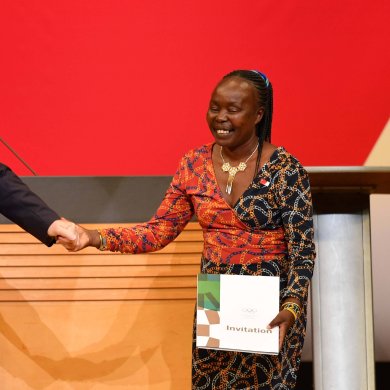 Tegla Loroupe (ici avec le président du CIO Thomas Bach) a également participé aux Jeux olympiques de 2021 en tant que chef de mission de l'équipe des réfugiés.