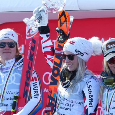 Viktoria Rebensburg (l.), Eva-Maria Brem und Lara Gut-Behrami (r.) rücken auf dem Podium ihre Ski-Hersteller ins rechte Licht.