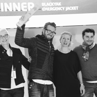 BLACKYAK wurde mehrfach ausgezeichnet beim ISPO AWARD 2016/2017: Maximilian Nortz, Managing Director International Business bei BLACKYAK (mit Pokal) bei der Preisverleihung.