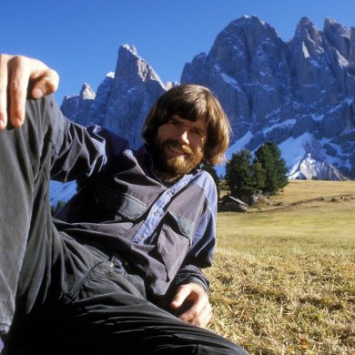 Reinhold Messner ist der in Deutschland wohl bekannteste Kletterer. Der Südtiroler war der erste Mensch, der den Mount Everest ohne zusätzlichen Sauerstoff bestiegen hat (1978) und stand als erster überhaupt auf den Gipfeln aller 14 Achttausender (1986). Der Allrounder bestieg zudem als Erster einen Achttausender im Alleingang (Nanga Parbat, 1978).