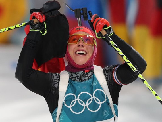 Laura Dahlmeier freut sich über ihren Erfolg mit Gold in Pyeongchang