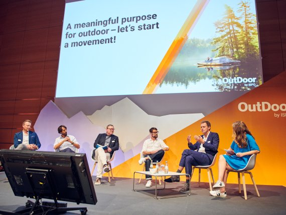 Christian Langer (3. v. r.) spricht auf der Bühne bei der Launch Conference zur OutDoor by ISPO