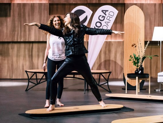 "Höhle der Löwen"-Investorin Judith Williams testet das Yogaboard.