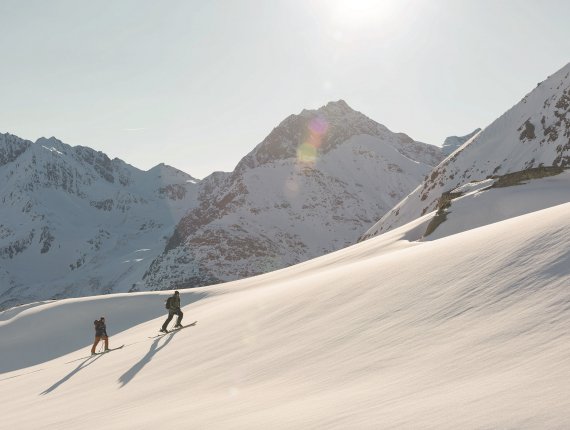 Snow Tour und S-Way VLM+ überzeugen schon im Aufstieg mit geringem Gewicht – auch wenn der Helm am Rucksack getragen wird.