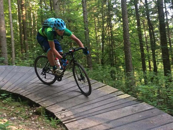 Gravelbikes vereinen Asphalt- mit Geländetauglichkeit.