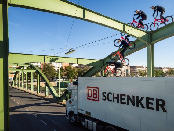 Fabio Wibmer schafft es schnell über den Lastwagen zurück auf die Straße.