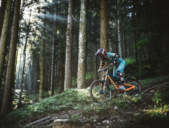 E-Mountainbiker fährt durch den Wald