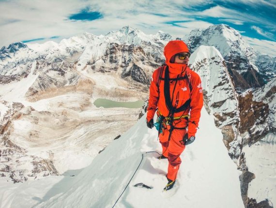 Mit Schneeausrüstung auf dem Berg