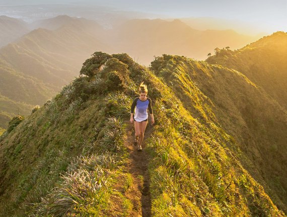 Trailrunnerin bei Sonnenuntergang