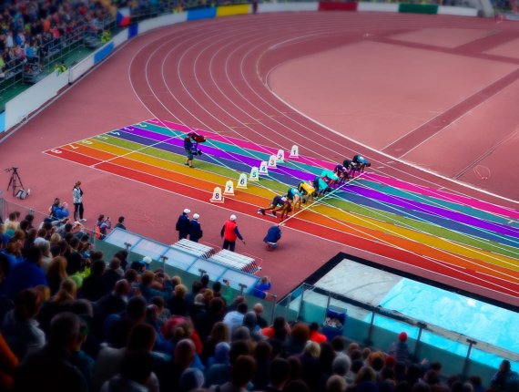 Tartanbahn in Station in Regenbogenfarben gefärbt.