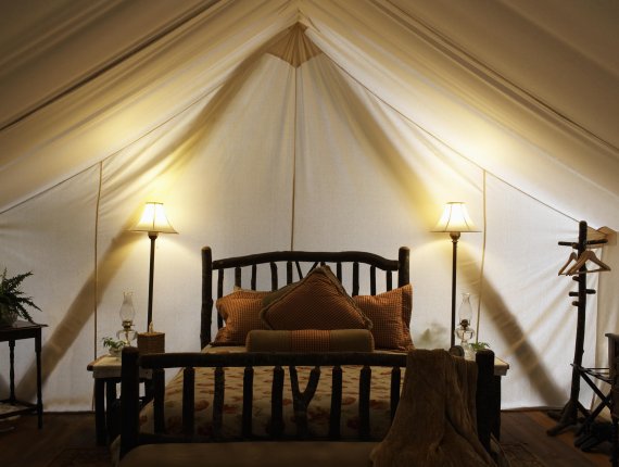 Ein luxuriöses Bett in einem großen Zelt