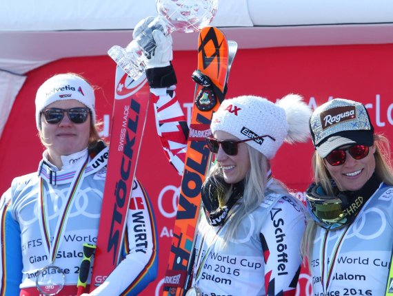 Viktoria Rebensburg (l.), Eva-Maria Brem und Lara Gut-Behrami (r.) rücken auf dem Podium ihre Ski-Hersteller ins rechte Licht.